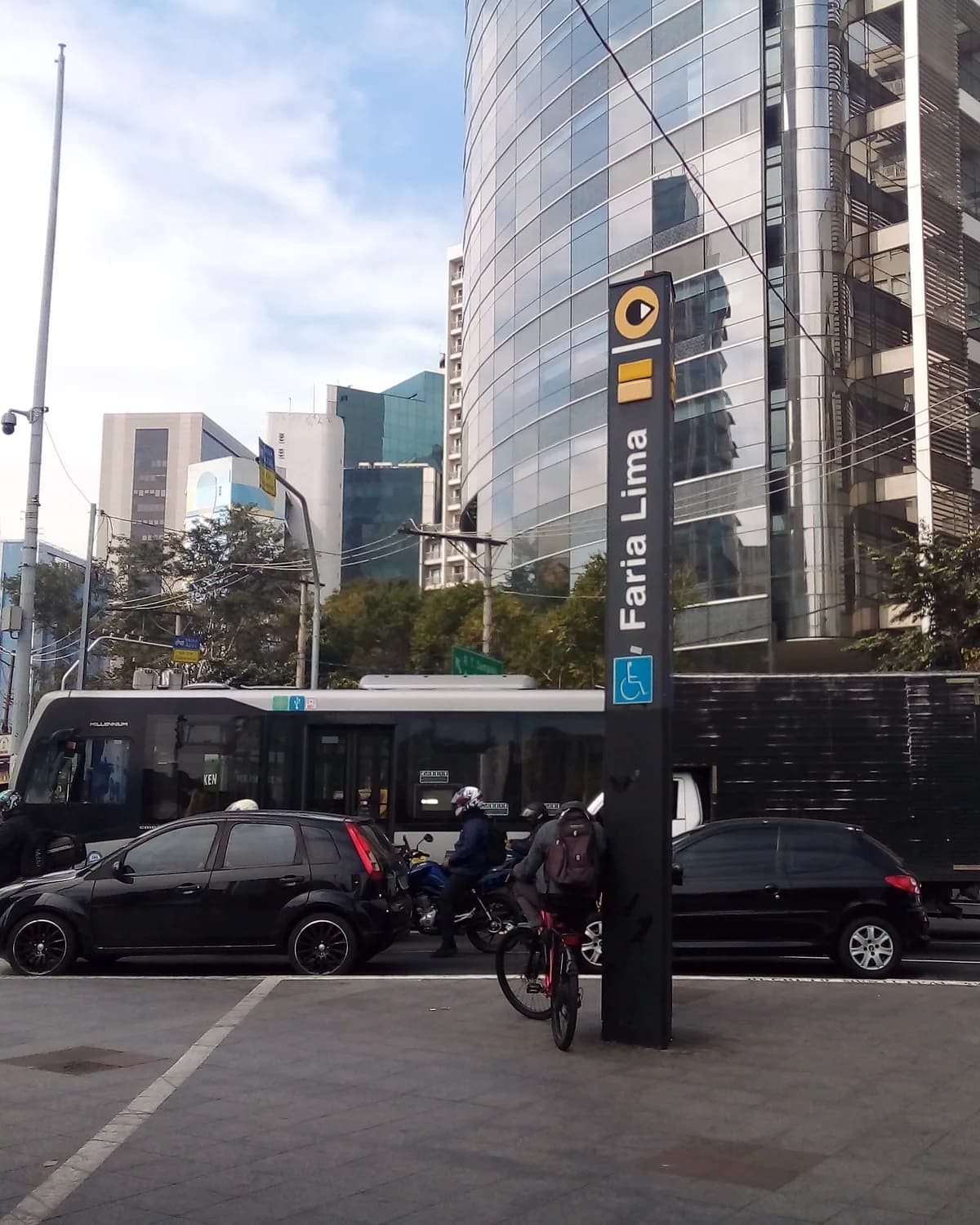 Totem da estação Faria Lima da Linha 4-Amarela, na Avenida Brigadeiro Faria Lima