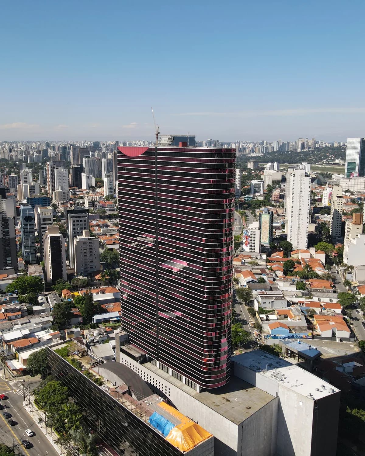 Pinheiros visto do alto, com prédios residenciais e de escritório